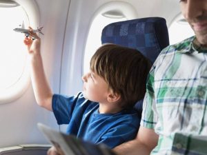 Ką reikėtų žinoti skrendant su vaiku?